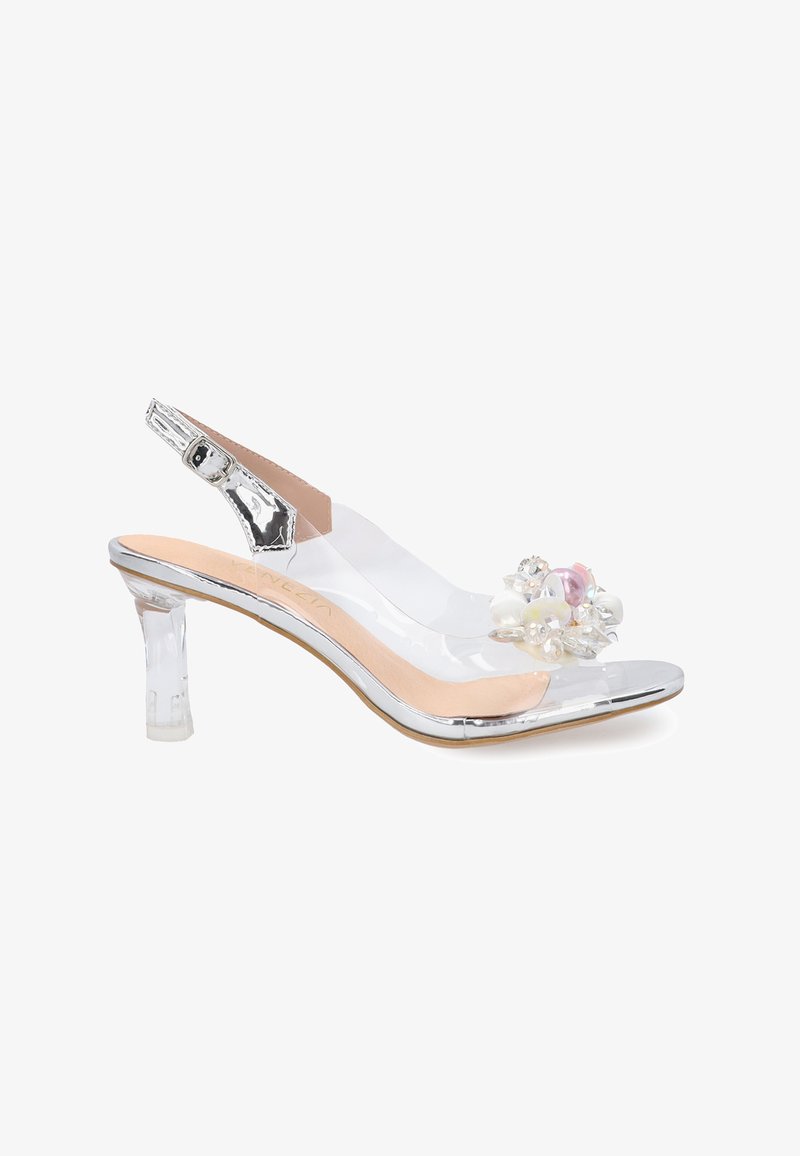 Duidelijke hoge hak sandaal met een slingback bandje, versierd met parels en kristallen aan de teen, met een metallic zilveren afwerking.
