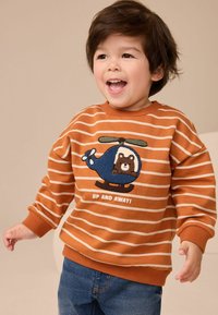 Sweatshirt rayé orange en coton, avec un hélicoptère bleu brodé portant un ours et le texte "EN ROUTE !" en blanc.