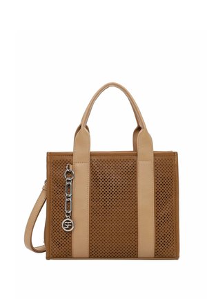 Borsa a mano in pelle marrone traforata con cinturini verticali color cuoio chiaro, due manici, una tracolla e una catena d'argento con un ciondolo circolare.