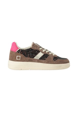 Sneakers con upper in suede marrone e glitter nero, tacco in finta pelliccia rosa e suola in gomma color crema; includono una chiusura a lacci beige.