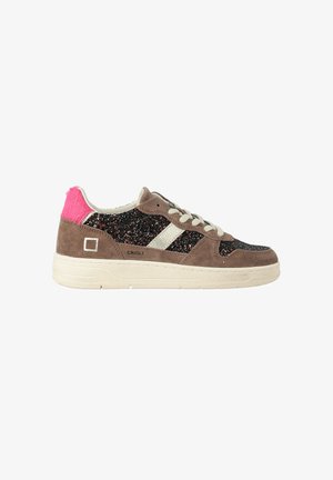 Sneakers con upper in suede marrone e glitter nero, tacco in finta pelliccia rosa e suola in gomma color crema; includono una chiusura a lacci beige.