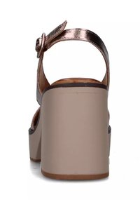 Sandali con tacco in metallo rosa antico, dotati di un ampio tacco blocco beige. Presentano un cinturino alla caviglia con una fibbia in metallo e un design open-toe.