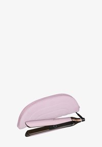 Rosa hårrätare med en smidig, rundad design och en svart kontrollpanel. Inkluderar ett mjukt rosa fodral med dragkedja.