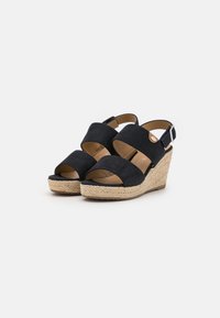 Mustat mokkanahka wedgesandaalit, joissa on kaksi leveää nauhaa edessä, slingback-solve ja hopeinen solki, sekä punottu juuttipohja.
