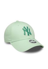 Boné de baseball verde claro com aba curva, apresentando o logótipo "NY" bordado em verde escuro. O material é tecido com uma textura suave.