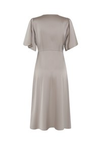 Robe midi en satin beige clair avec manches courtes volantées, taille cintrée et jupe fluide, vue de dos sur fond blanc.
