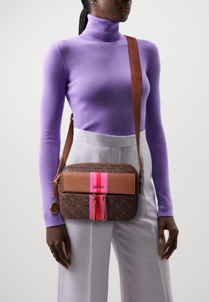 Sac bandoulière à motifs marron avec des accents roses et orange, doté de doubles zips et d'un logo. Le matériau semble texturé et durable.