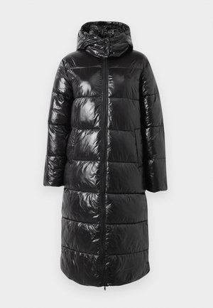 Schwarze Pufferjacke mit glänzender Oberfläche, ausgestattet mit einer Kapuze, einem durchgehenden Reißverschluss vorne und seitlichen Taschen. Das Design umfasst horizontale Steppabschnitte.