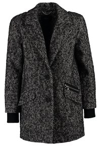 Abrigo de mezcla de lana en patrón de espiga en blanco y negro, con cuello de muesca, tres botones, dos bolsillos y puños acanalados negros.