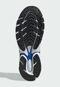 Suola della scarpa con un modello di tacco multidirezionale, caratterizzata da gomma nera, accenti blu e una suola intermedia bianca. Resistente con superficie testurizzata.