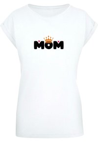 Weißes T-Shirt mit aufgerollten Ärmeln, auf dem das Wort "MOM" in fett schwarzen Buchstaben steht, darüber eine goldene Krone und zwei pinke Herzen.