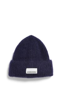 Marineblauer gestrickter Beanie mit einem strukturierten Muster. Verfügt über einen umgeschlagenen Saum und ein weißes Etikett mit dem Aufdruck "ARMEDANGELS".