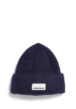 Marineblauwe gebreide muts met een gestructureerd patroon. Bevat een omgeslagen cuff en een wit label met "ARMEDANGELS" erop gedrukt.