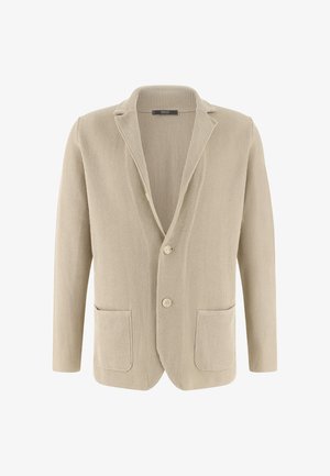 Blazer beige de punto con dos botones delanteros, solapas con muesca y dos bolsillos parche, mostrado sobre un fondo blanco.