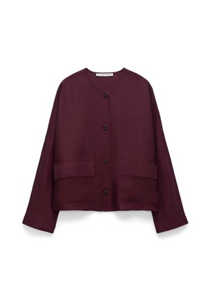 Bordeauxrode cropped jas met een ronde hals, knoopsluiting, twee voorzakken en lange mouwen. Gladde textuur, gemaakt van lichtgewicht stof.