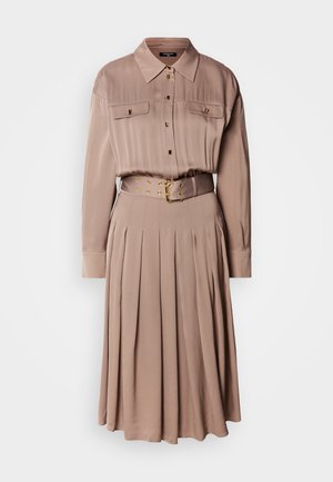 Robe chemise à manches longues en tissu beige doux, dotée de deux poches poitrine, d'une fermeture à boutons, d'une jupe plissée et d'une ceinture assortie avec des accessoires en doré.