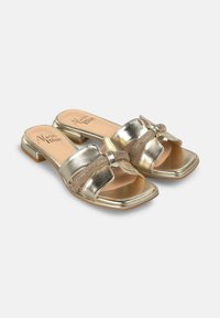 Gouden metallic slide-sandalen met een gestructureerde strikaccent en een vierkante neus. Heeft een lage blokhak en een gladde inlegzool.