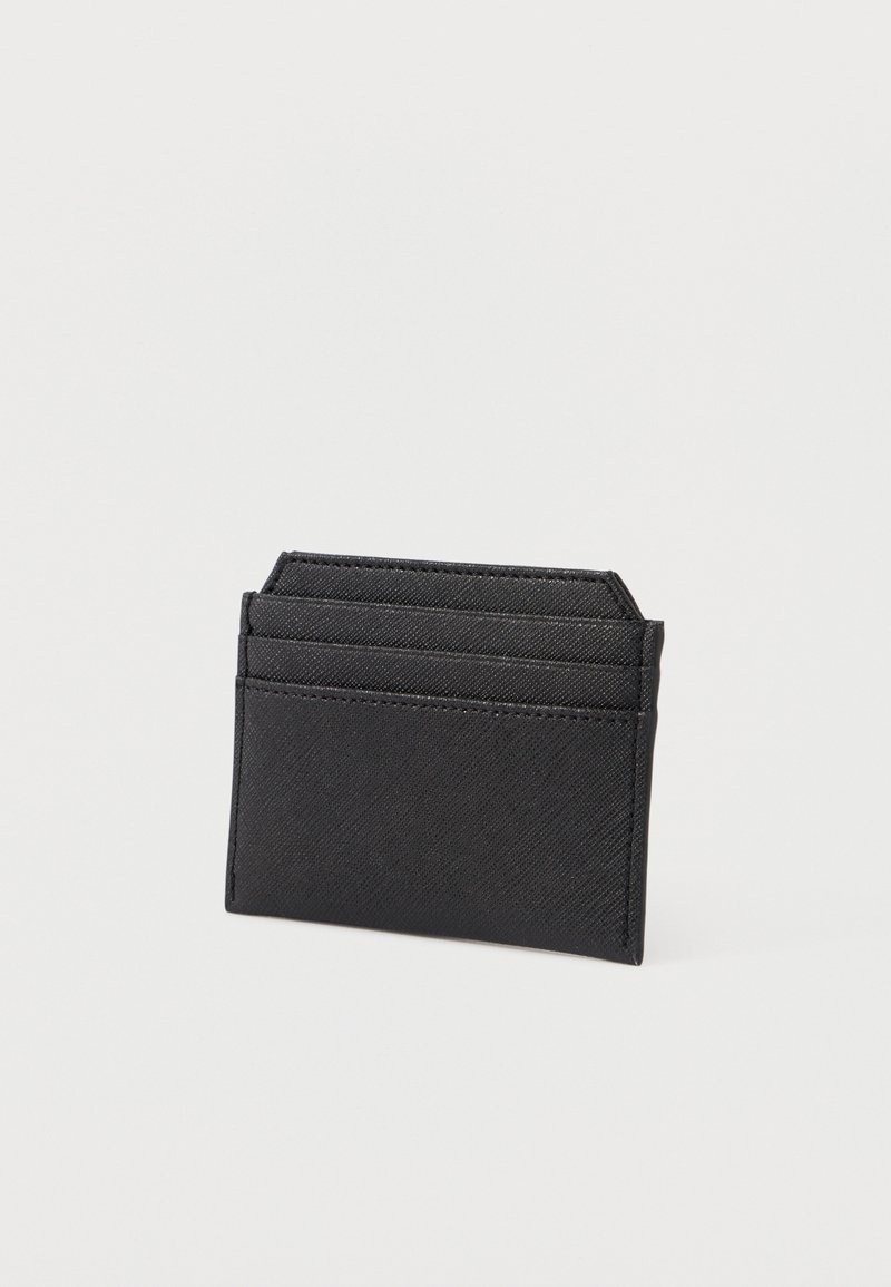 Zwarte kaarthouder van gestructureerd synthetisch materiaal. Bevat meerdere kaartslots en heeft een slank, minimalistisch ontwerp.