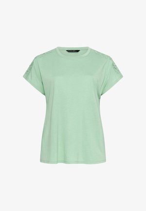 Hellgrünes kurzärmeliges T-Shirt mit rundem Ausschnitt und floralen Spitzen-Ausschnittdetails auf den Schultern.