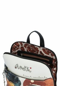 Weiße Lederhandtasche mit buntem Design, Reißverschlussverschluss und gemustertem Innenfutter. Verfügt über einen oberen Henkel und ein silbernes Markenlogo.