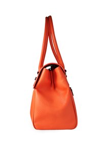 Narančasta kožna torba s teksturiranim površinom, dva duga ručka, cinčani vrh i bočni zip džep. Kompaktni, strukturirani oblik bez vidljivih metalnih dijelova.