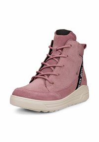 Sneaker alta in suede rosa con accenti testurizzati, lace anteriore e un contrassegno nero in contrasto con il logo sul lato. Suola bianca spessa.