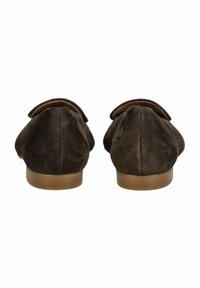 Braune Wildleder-Slipper mit einer niedrigen, glatten Sohle. Die Rückseite hat eine abgerundete Form und ein schlichtes, unverziertes Design für einen sauberen Abschluss.