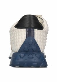 Sneaker bianco con texture, tallone in pelle nera imbottita e suola in gomma blu con motivi esagonali. Superficie prevalentemente liscia.