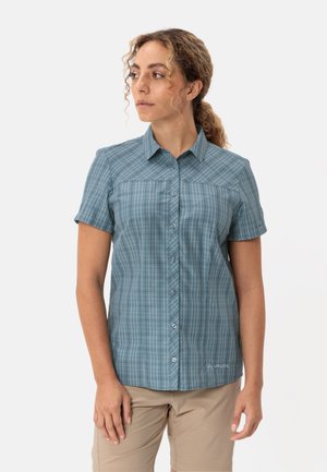 Korte mouwen, lichtblauw geblokt shirt met een kraag, knoopsluiting aan de voorkant en twee borstzakken. Gemaakt van ademend materiaal. Effen beige broek.