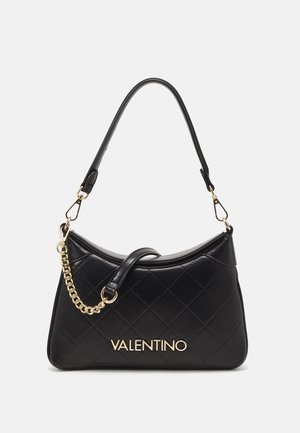 Schwarze gesteppte Lederhandtasche mit einem goldenen Kettenakzent und Logo. Verfügt über einen einzelnen Schulterriemen und ein geschwungenes Design. Glatte Textur.