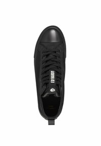 Svart sneaker med en strukturerad tygöverkropp, gummitåhätta och platta snören. Har en mönstrad dragflik och logotyp på tungan.