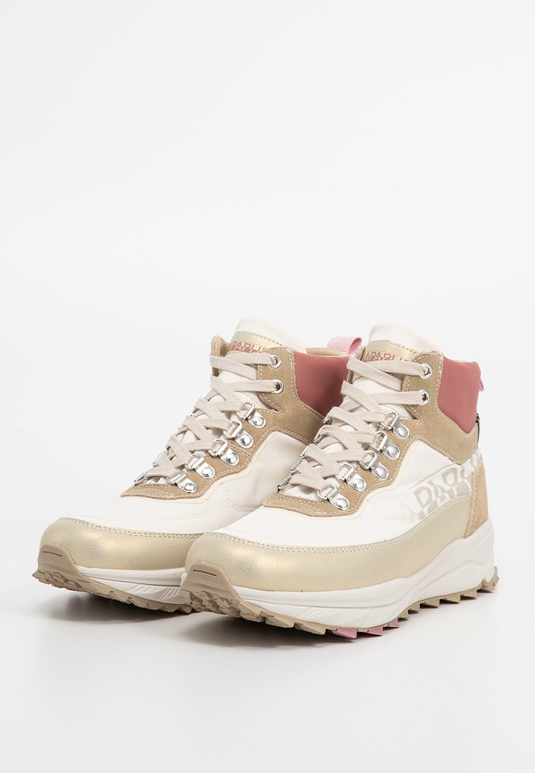 Hoge sneakers in crème en goud, met een gestructureerde bovenkant, roze accenten, metallic oogjes en een robuuste zool voor grip.