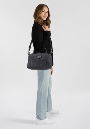 Bolso de mano de cuero gris oscuro con dobles asas superiores y una correa de hombro removible. Presenta herrajes plateados y un acabado texturizado.