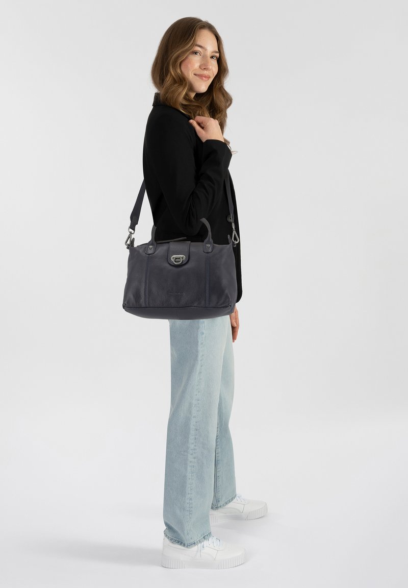 Sac à main en cuir gris foncé avec des poignées supérieures doubles et une bandoulière amovible. Équipé de quincaillerie en argent et d'une finition texturée.
