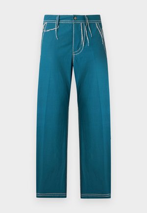 Pantaloni drepti de culoare teal cu cusături albe contrastante și detalii cu fire libere la buzunare și bucle de curea, închidere frontală cu nasture și fermoar.