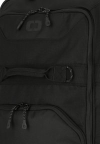 Schwarzer Stoff-Rucksack mit strukturiertem Oberflächenmaterial, Reißverschlussfächern und verstellbaren Trägern. Zwei Reißverschlusszahnräder ermöglichen einen einfachen Zugriff auf die Fächer.