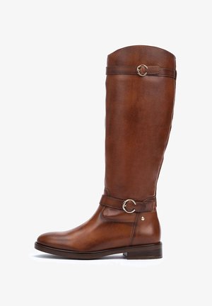 Knöchelhöhe braune Lederstiefel mit glatter Oberfläche, abgerundeter Zehenpartie, dekorativem Riegel mit einer runden Schnalle und niedrigem gestapeltem Absatz.