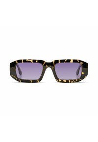 Rechthoekige zonnebril met een zwart en bruin schildpadmotief frame en paarse getinte lenzen. Heeft kenmerkende scherpe randen en een gladde afwerking.