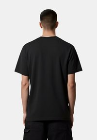 T-shirt nera a maniche corte in cotone, con un design classico a girocollo e una vestibilità comoda, mostrata dal retro.
