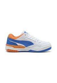 Zapatillas deportivas blancas con acentos azules y cuello naranja. Hechas de material sintético suave, con una suela texturizada y sistema de cordones.