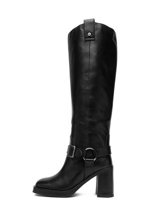 Wysoka czarna skórzana kozaki z zaokrąglonym noskiem, obcasem typu blok, ozdobnym paskiem z klamrą wokół kostki oraz pętelką do ściągania u góry.