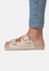 FRED MARTIN COLLECTION NICE - Pantolette flach - banana suede