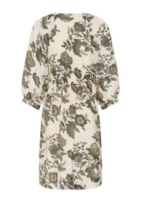 Robe couleur crème avec motif floral vert et marron, manches trois-quarts bouffantes et taille cintrée.