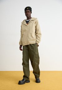 HUF UNISEX - Soft shell striukė - putty