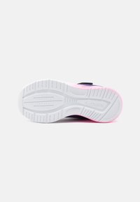 SKECHERS sneakers med en hvid og pink gummisål, der har en struktureret overflade og pink detaljer, designet til komfort og stabilitet.