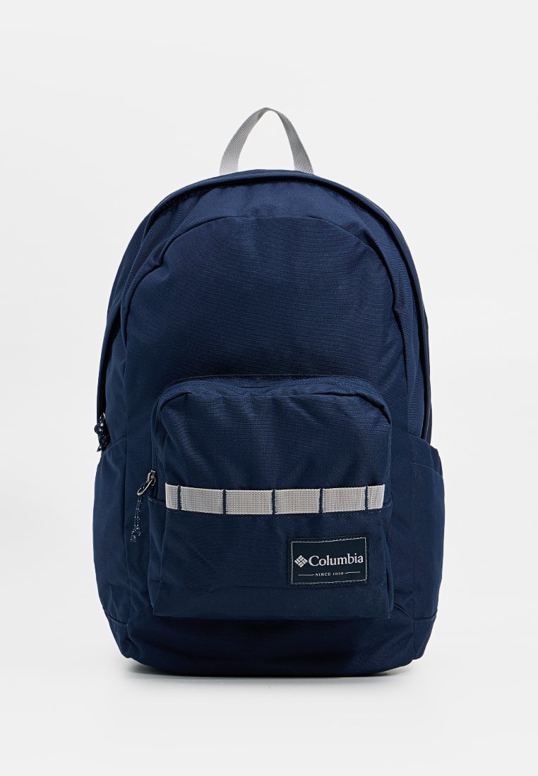 Zaino blu navy con tessuto strutturato, schienale imbottito, dettagli grigi e una tasca frontale fissata con una cinghia orizzontale.