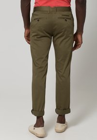 KIOMI Chino kalhoty - olive