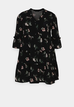 Svart kjole med blomstermønster i rosa og grønt. V-hals, trekvart ermer, og lagdelte volanger ved hemline.
