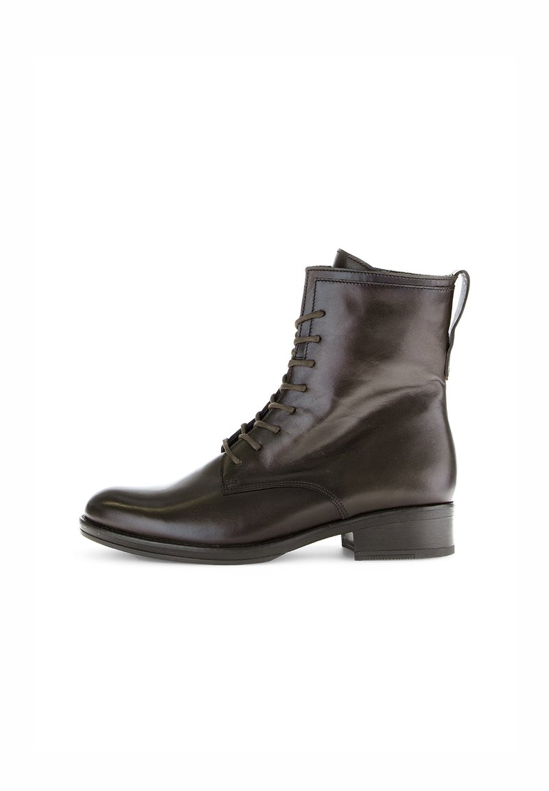 Bottines en cuir marron avec un bout arrondi, à lacets à l'avant et un petit talon. Elles sont dotées d'une sangle à l'arrière pour un enfilage facile.