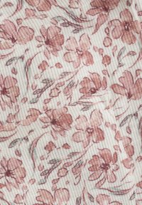 Bloemmotiefstof in zachte roze en groene tinten op een crèmekleurige achtergrond. Heeft een ribbelstructuur en delicate details van bloemen en bladeren.